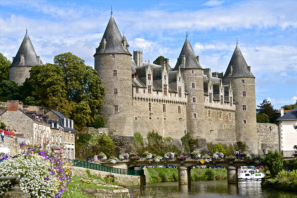 Josselin Chateau castle facade, dating from the 16th century and Saint Croix bridge over Oust River, Josselin, Morbihan, Brittany, France, Europe