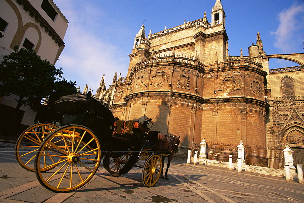 Carriage waiting by cathedral, Barrio Santa Cruz, Seville, Andalucia, Spain, Europe