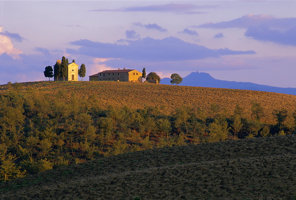 Chapel and farmhouse, San Quirico d'Orcia, Tuscany, Italy, Europe