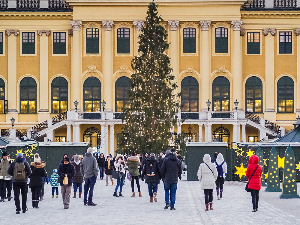 Christmas Market in front of the Schonbrunn Palace, UNESCO World Heritage Site, Vienna, Austria, Europe