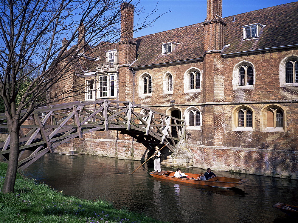 Mathematical Bridge, Queens College and punt, Cambridge, Cambridgeshire, England, United Kingdom, Europe