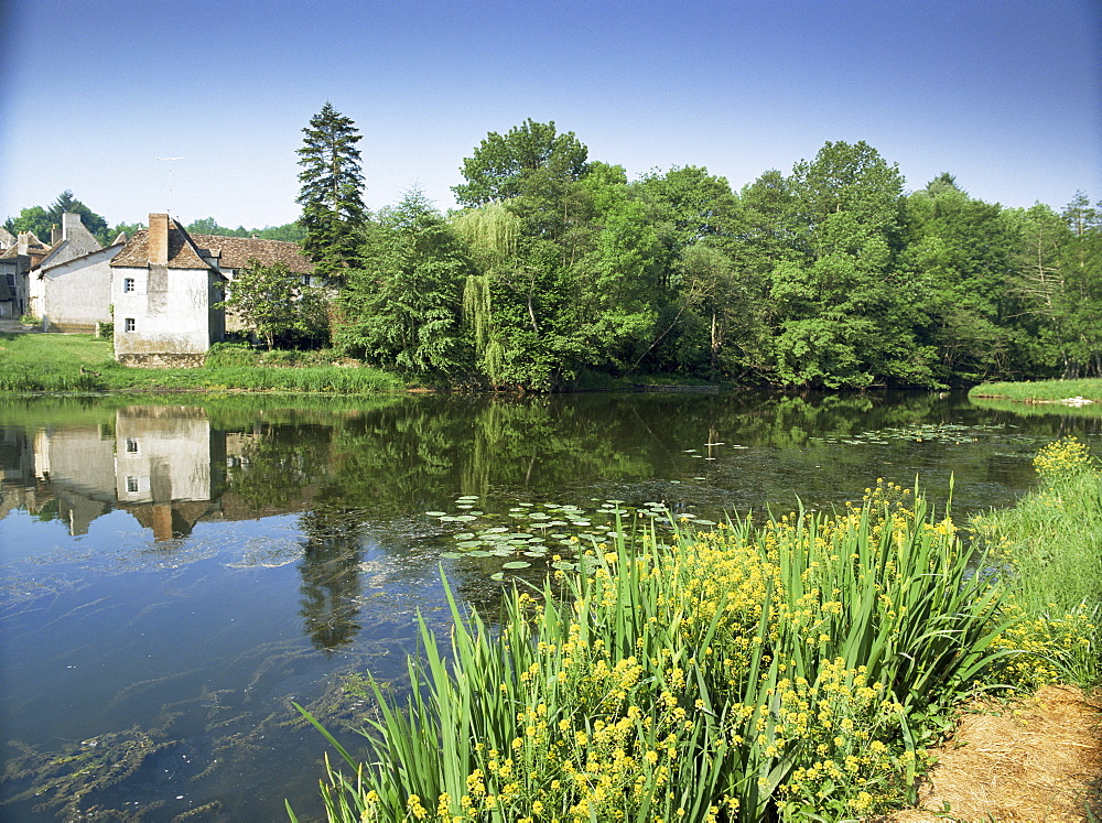 River and village houses, Angles sur l'Anglin, Venne, Poitou Charentes, France, Europe