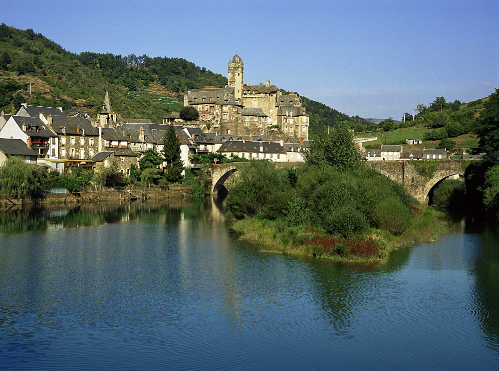 Village of Estaing, Aveyron, Midi Pyrenees, France, Europe