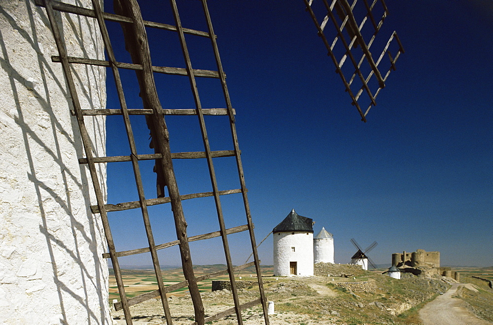 Windmills and castle, Consuegra, Toledo, Castile La Mancha, Spain, Europe