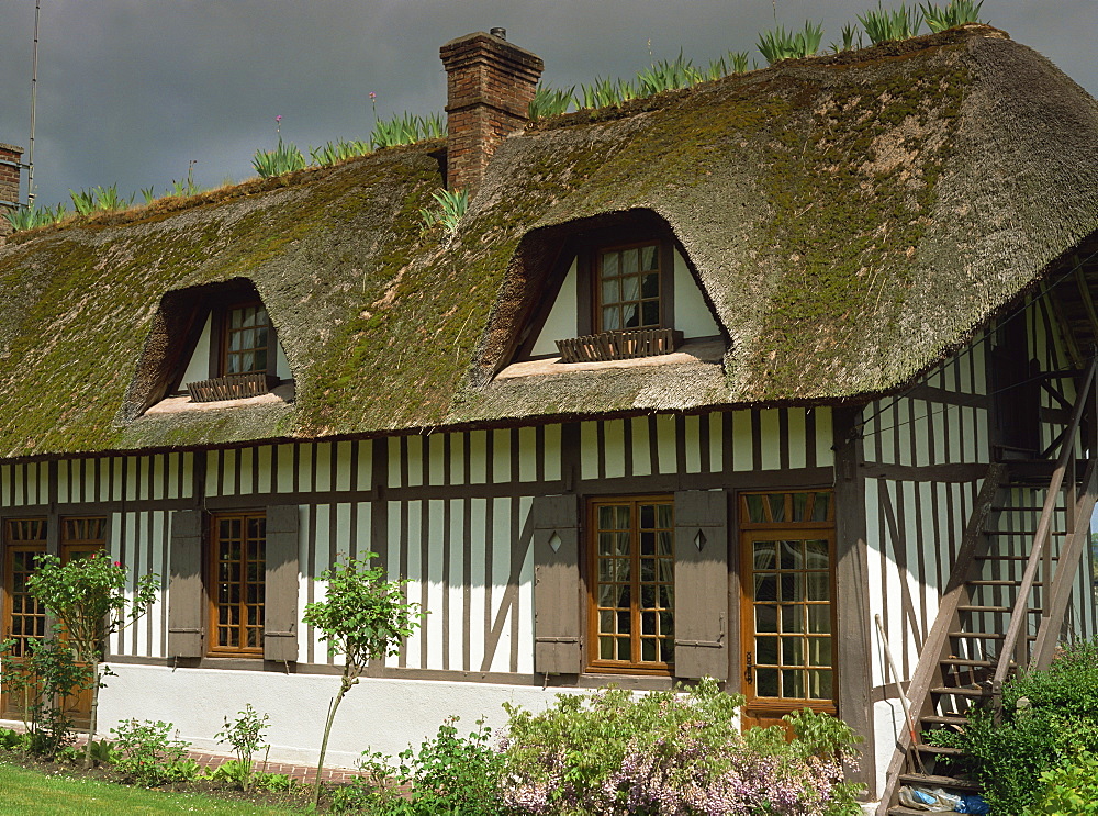 Exterior of a traditional timbered and thatched cottage in Vieux Port near Rouen in Haute Normandie (Normandy), France, Europe