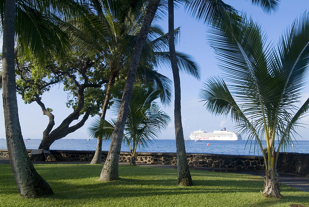 Beach with cruise ship off shore, Kailua-Kona, Island of Hawaii (Big Island), Hawaii, United States of America, North America