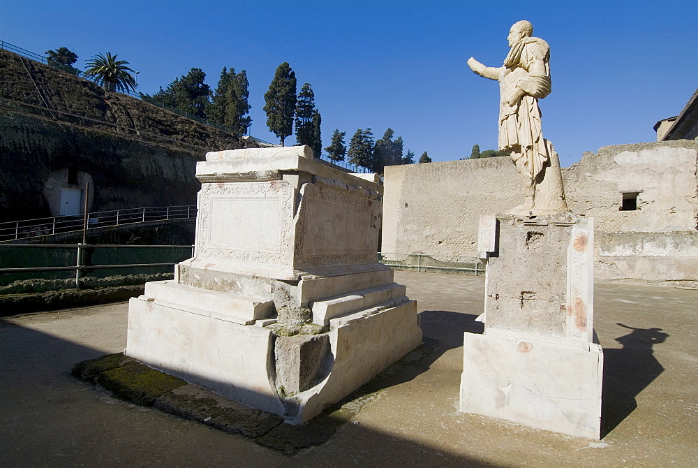 The ruins of Herculaneum, a large Roman town destroyed in 79AD by a volcanic eruption from Mount Vesuvius, UNESCO World Heritage Site, near Naples, Campania, Italy, Europe