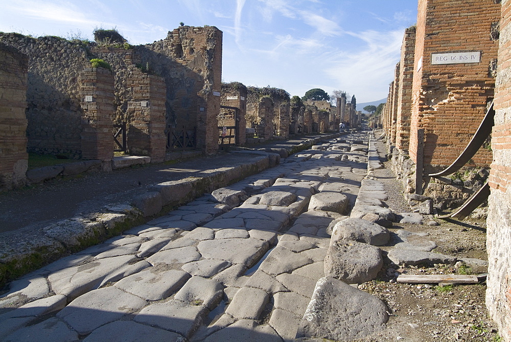 The ruins of Pompeii, a large Roman town destroyed in 79AD by a volcanic eruption from Mount Vesuvius, UNESCO World Heritage Site, near Naples, Campania, Italy, Europe