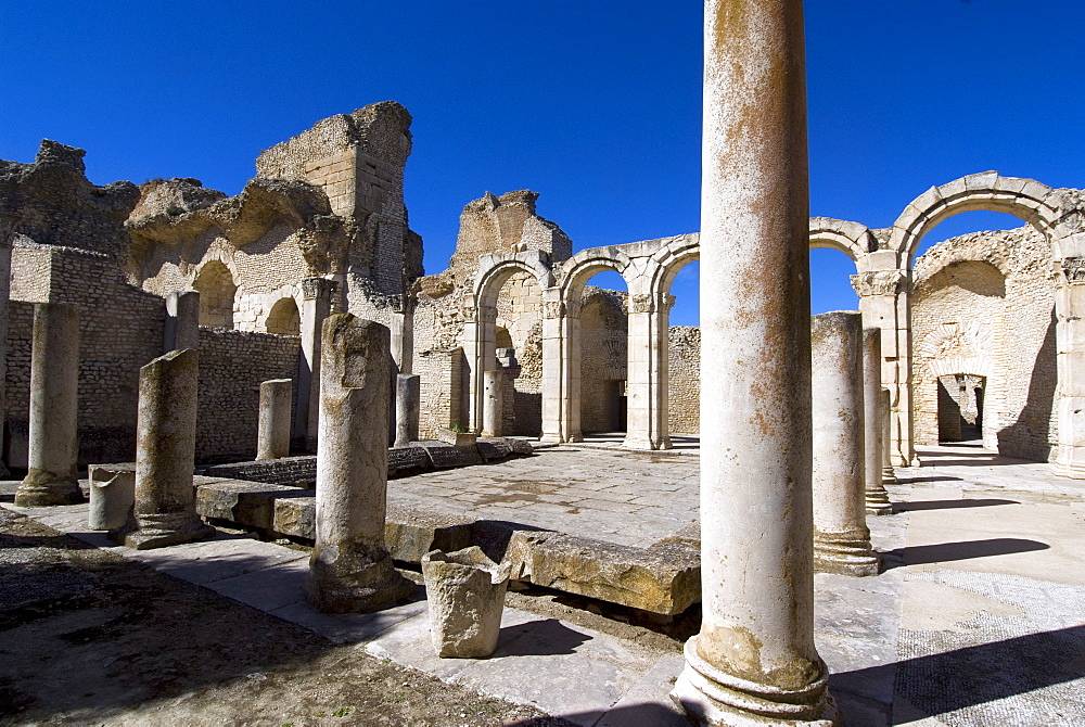 Large baths, Roman ruins of Makhtar, Tunisia, North Africa, Africa