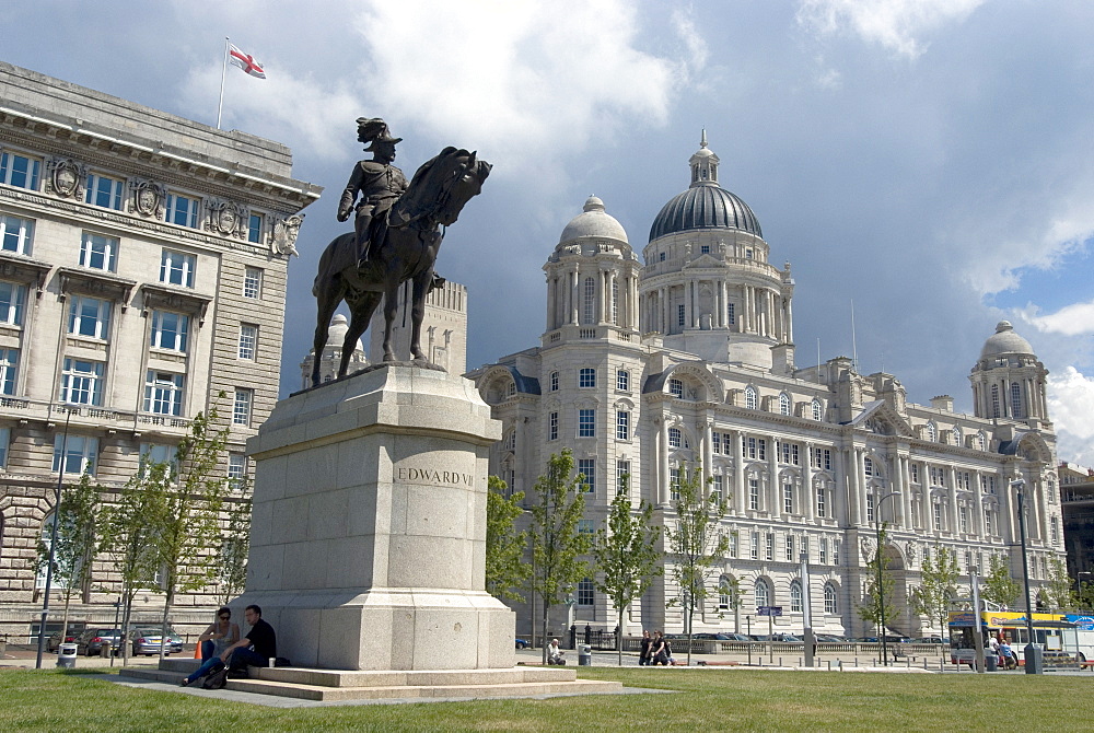 The Port of Liverpool Building, one of the Three Graces, with statue of Edward VII in the foreground, riverside, Liverpool, Merseyside, England, United Kingdom, Europe