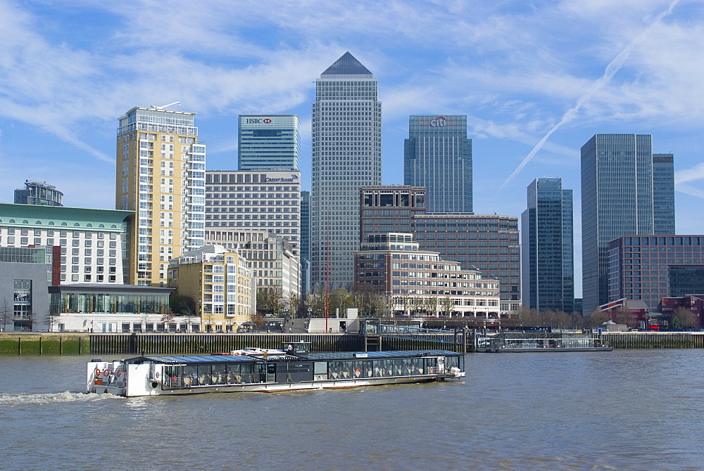 Looking across the River Thames from Rotherhithe towards Canary Wharf, Isle of Dogs, London E14, England, United Kingdom, Europe