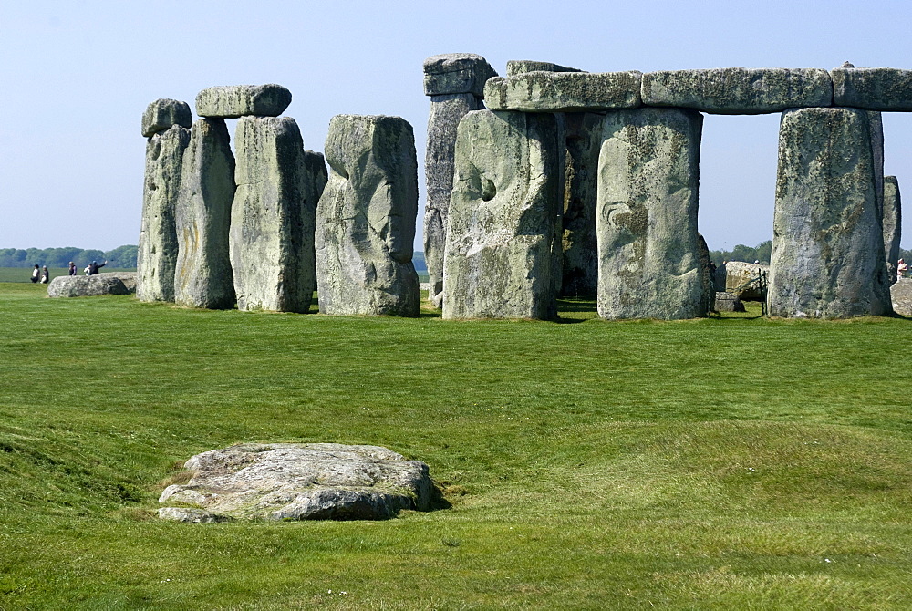 The prehistoric standing stone circle of Stonehenge, dating from between 3000 and 2000BC, UNESCO World Heritage Site, Wiltshire, England, United Kingdom, Europe