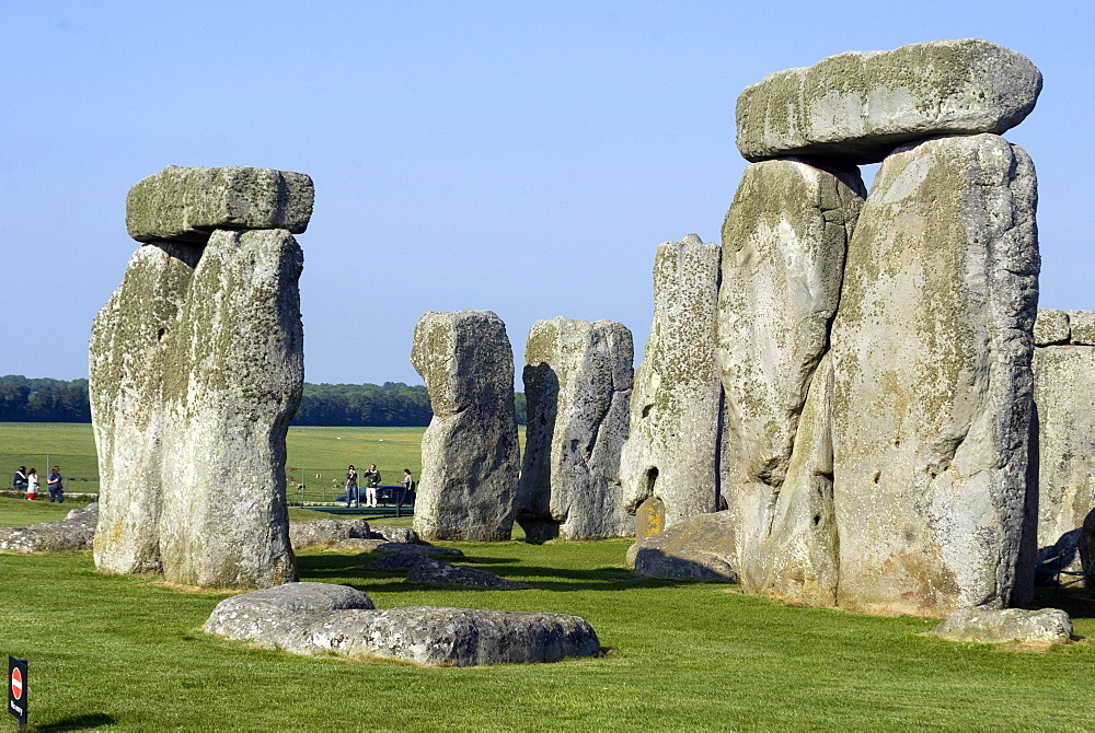 The prehistoric standing stone circle of Stonehenge, dating from between 3000 and 2000BC, UNESCO World Heritage Site, Wiltshire, England, United Kingdom, Europe