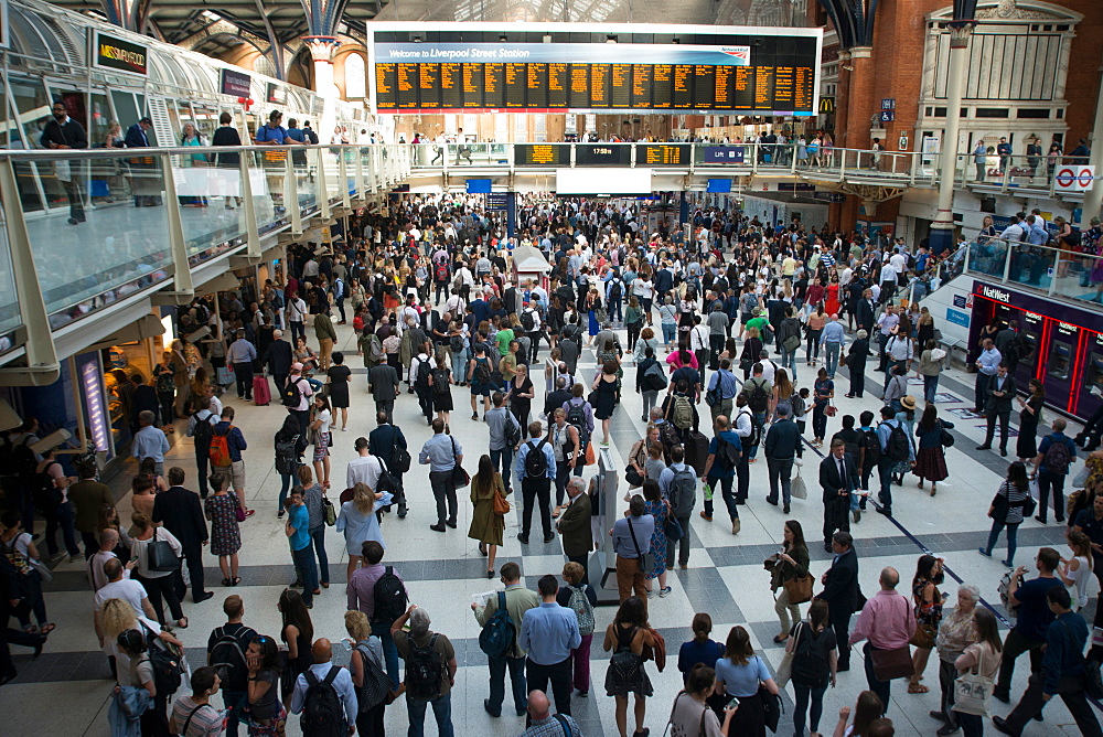 Liverpool Street train station at rush hour, London, EC2, England, United Kingdom, Europe