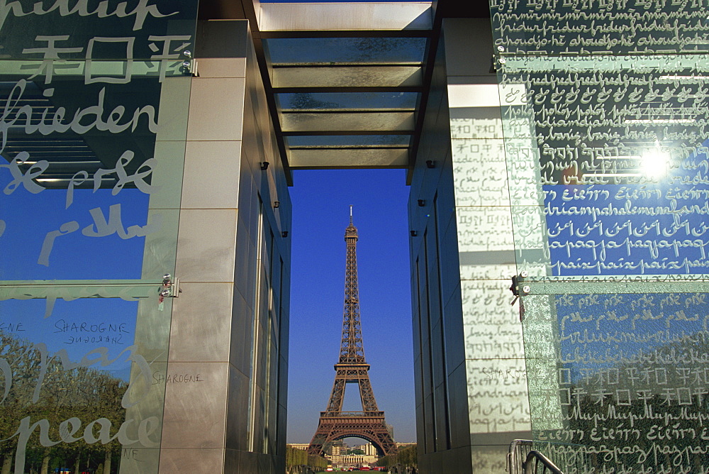 Le Mur pour la Paix (Wall of Peace) and the Eiffel Tower, Parc du Champ de Mar, Paris, France, Europe