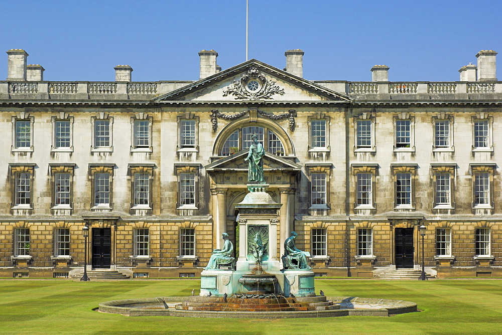 Gibbs Building with statue of King Henry VI, Kings College, Cambridge, Cambridgeshire, England, United Kingdom, Europe 