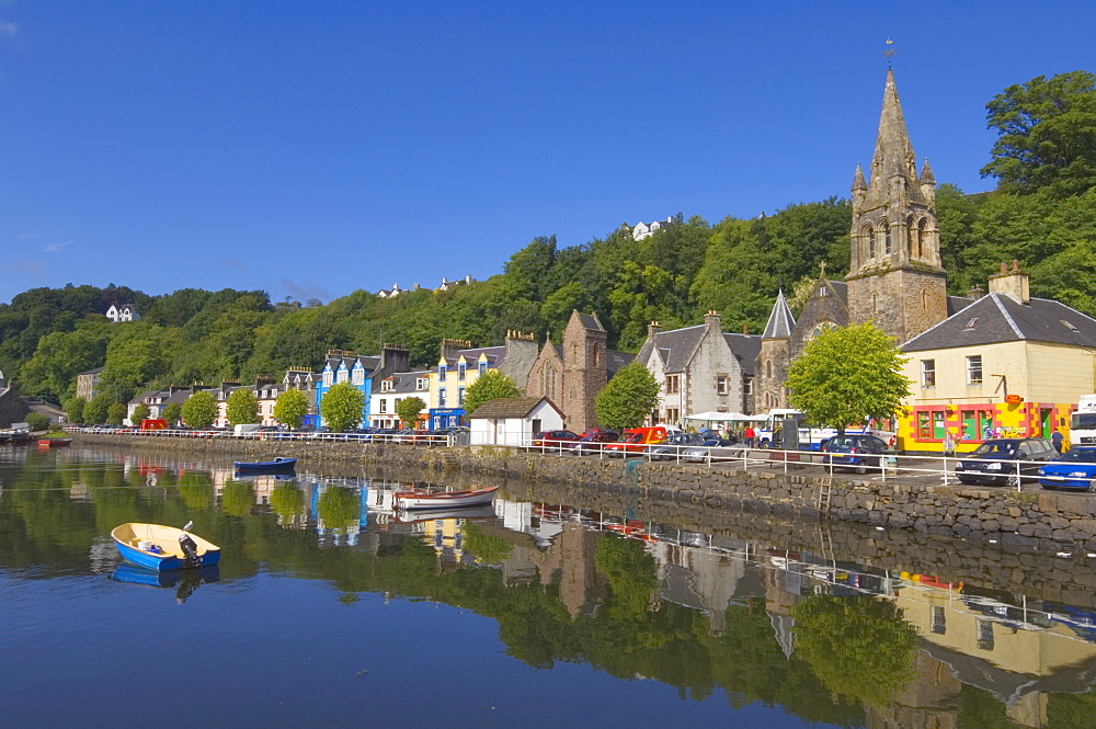 Multicoloured houses and small boats in the harbour at Tobermory, Balamory, Mull, Inner Hebrides, Scotland, United Kingdom, Europe