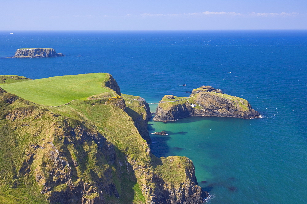 Carrick-a-rede rope bridge to Carrick Island, Larrybane Bay, with Sheep Island in the background, Ballintoy, Ballycastle, County Antrim, Ulster, Northern Ireland, United Kingdom, Europe