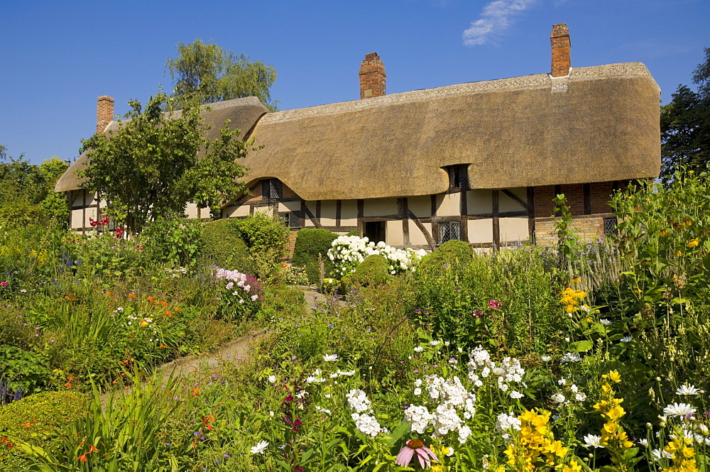 The cottage garden at Anne Hathaway's thatched cottage, home of Shakespeare's wife, Shottery near Stratford-upon-Avon, Warwickshire, England, United Kingdom, Europe