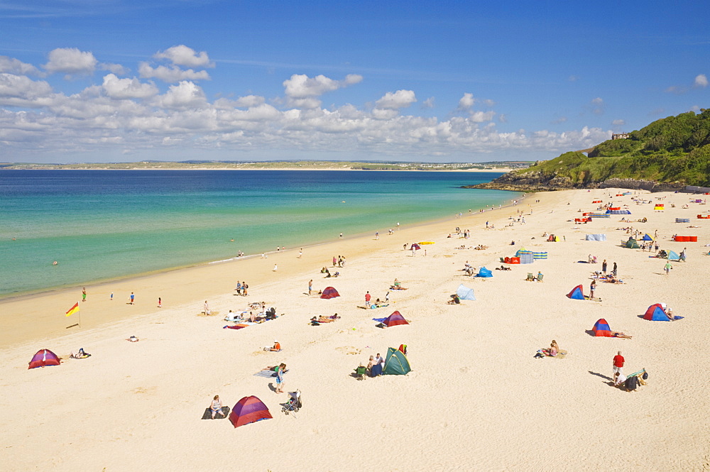 Holidaymakers and tourists sunbathing on Porthminster beach, St. Ives (Pedn Olva), North Cornwall, England, United Kingdom, Europe