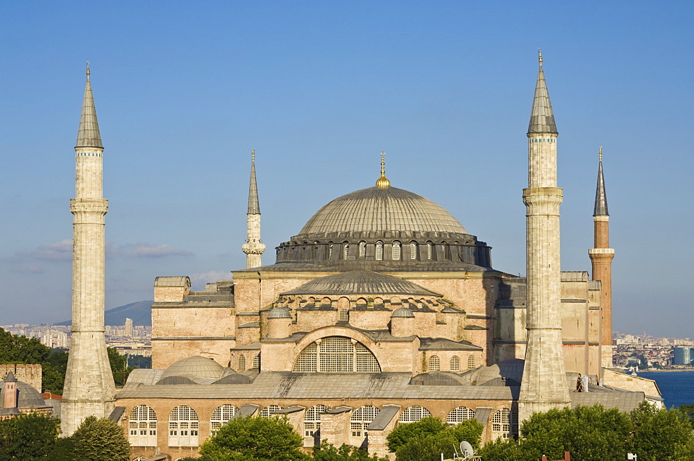 The Haghia Sophia (Aya Sofya) (Church of Holy Wisdom), a Byzantine monument dating from 532AD, UNESCO World Heritage Site, Sultanahmet, Istanbul, Turkey, Europe