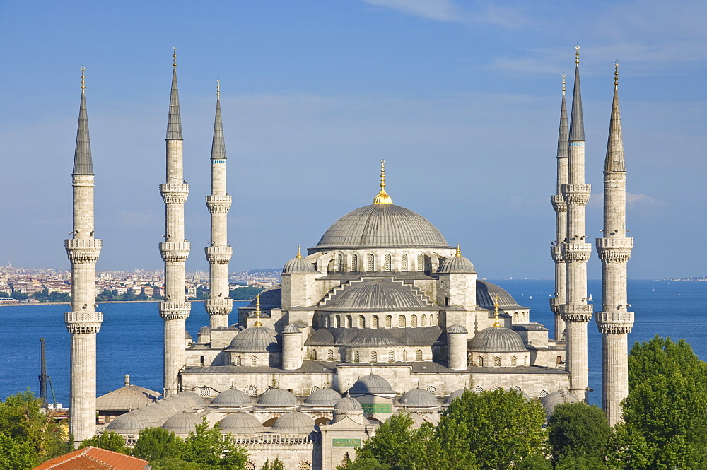 The Blue Mosque (Sultan Ahmet Camii) with domes and six minarets, Sultanahmet, central Istanbul, Turkey, Europe