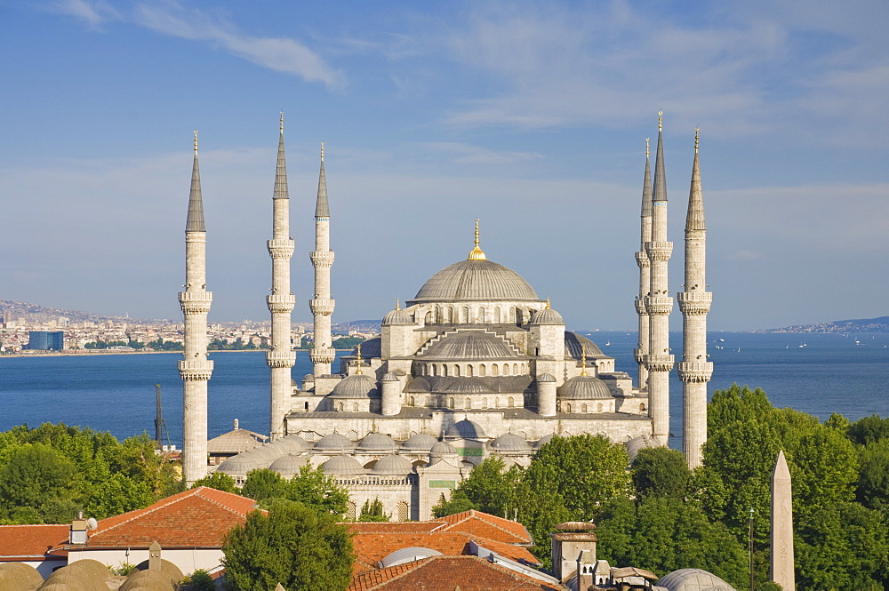 The Blue Mosque (Sultan Ahmet Camii) with domes and six minarets, Sultanahmet, central Istanbul, Turkey, Europe