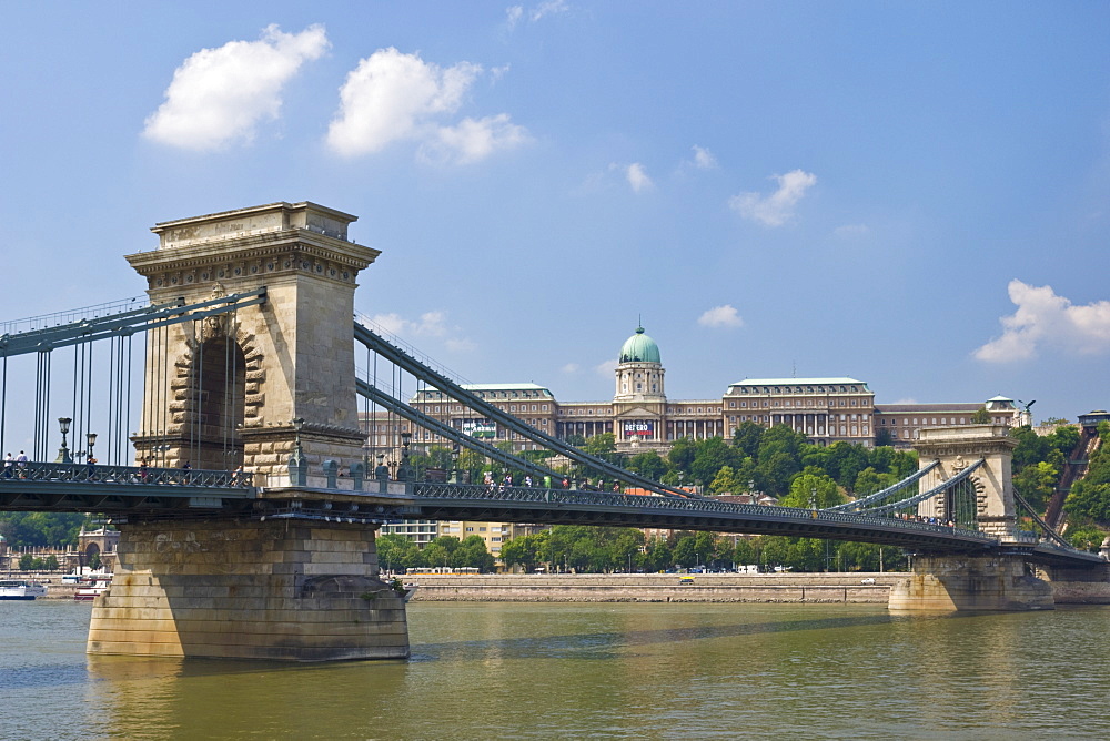 The Chain Bridge (Szechenyi Lanchid), over the River Danube, with the Hungarian National Gallery, behind, Budapest, Hungary, Europe