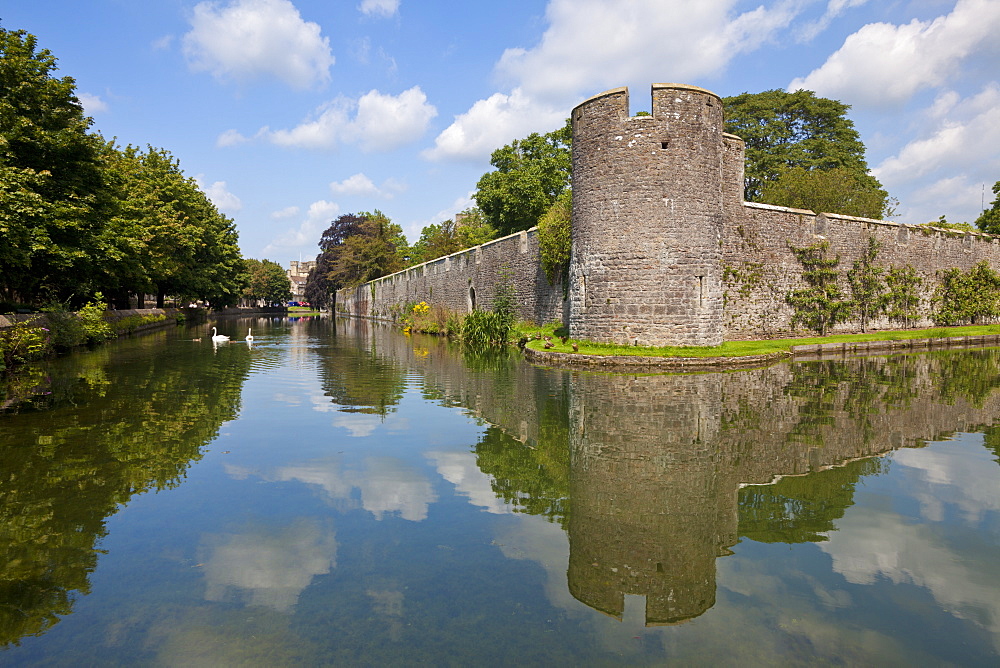 Moat and Bishops Palace, a medieval building, home to the Bishops of Bath and Wells for 800 years, Wells, Somerset, England, United Kingdom, Europe