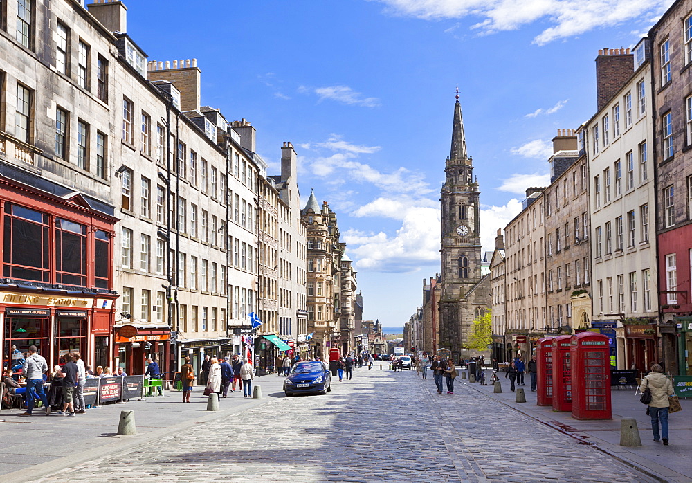 The High Street in Edinburgh old town, the Royal Mile, Edinburgh, Lothian, Scotland, United Kingdom, Europe