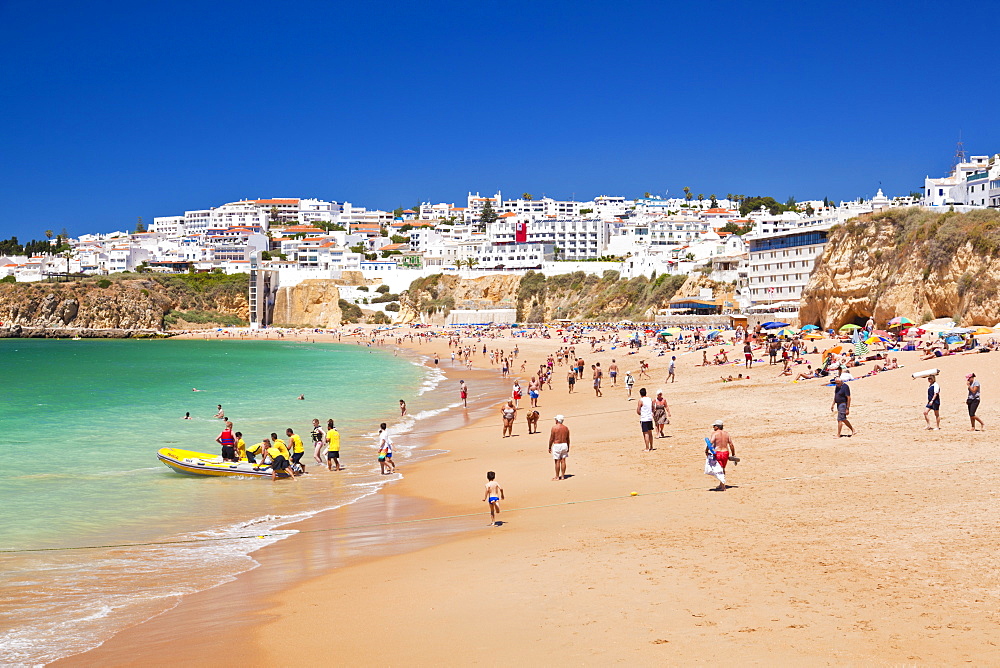 Holidaymakers on Fishermans Beach (Praia dos Pescadores), Albufeira Beach, Algarve, Portugal, Europe