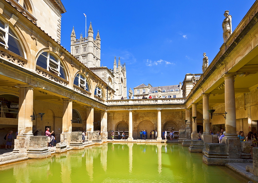 The Great Bath, Roman Baths with Bath Abbey behind, Bath, UNESCO World Heritage Site, Somerset, England, United Kingdom, Europe