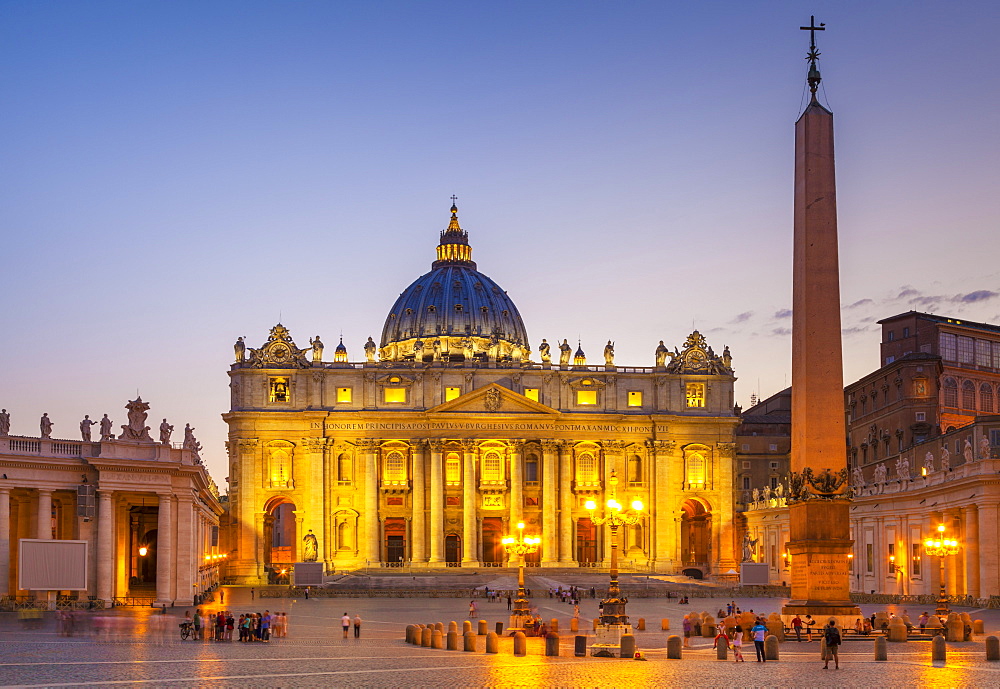 St. Peters Square and St. Peters Basilica at night, Vatican City, UNESCO World Heritage Site, Rome, Lazio, Italy, Europe