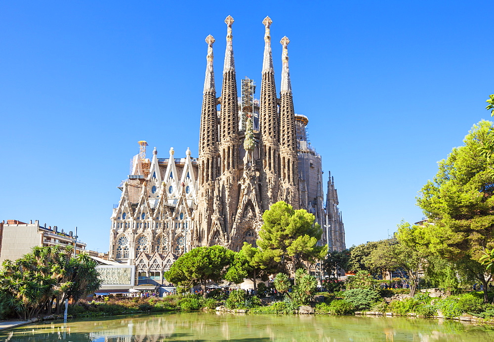 La Sagrada Familia church front view, designed by Antoni Gaudi, UNESCO World Heritage Site, Barcelona, Catalonia (Catalunya), Spain, Europe