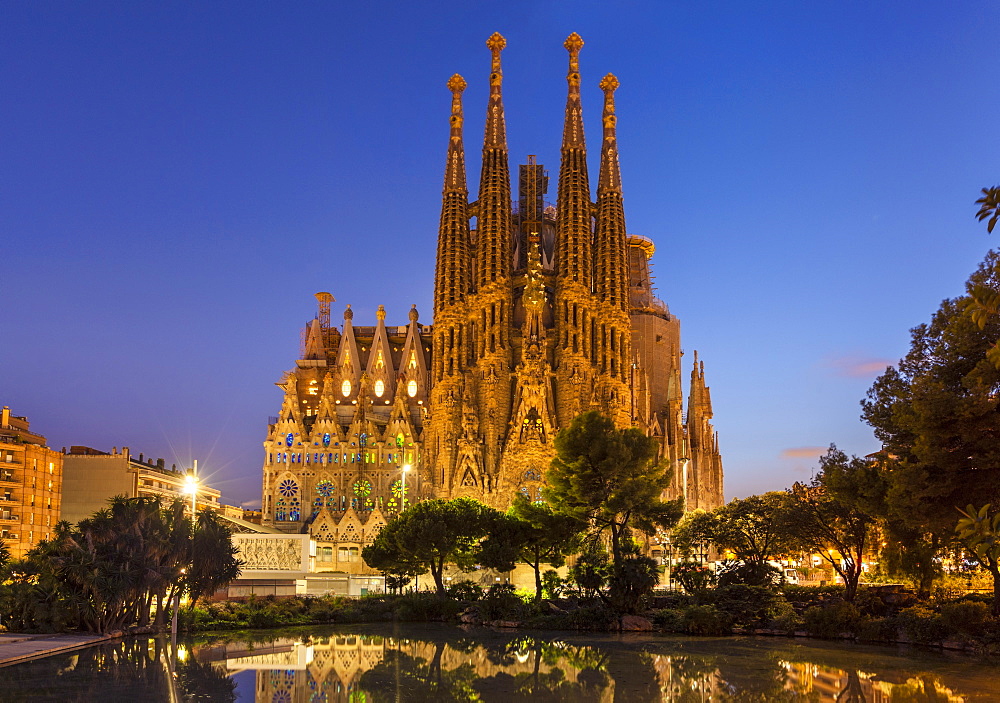 La Sagrada Familia church lit up at night designed by Antoni Gaudi, UNESCO World Heritage Site, reflected in pool, Barcelona, Catalonia (Catalunya), Spain, Europe