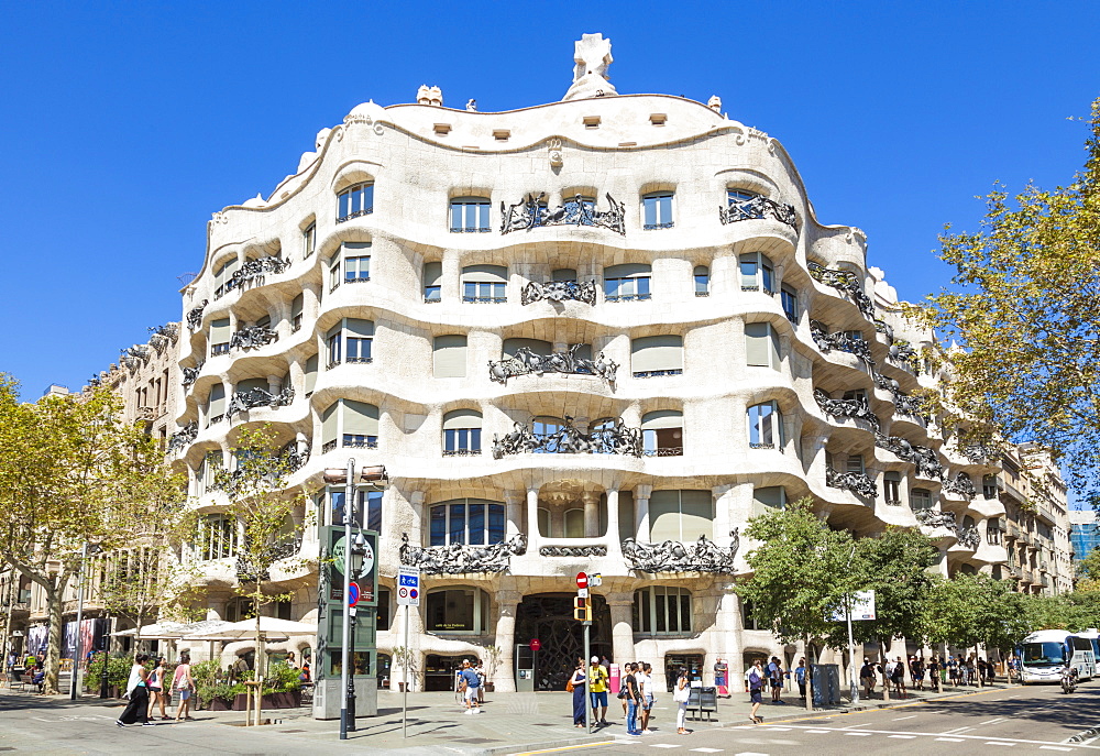 Front facade of the Casa Mila (La Pedrera) by Antoni Gaudi, UNESCO World Heritage Site, Barcelona, Catalonia (Catalunya), Spain, Europe