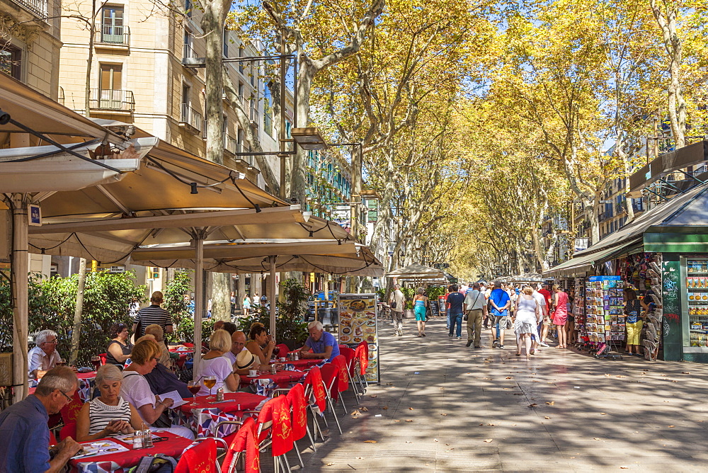 Pavement cafe restaurant on La Rambla (Las Ramblas) boulevard the promenade through Barcelona, Catalonia (Catalunya), Spain, Europe