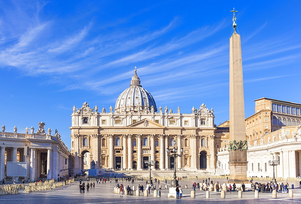 St. Peters Square and St. Peters Basilica, Vatican City, UNESCO World Heritage Site, Rome, Lazio, Italy, Europe