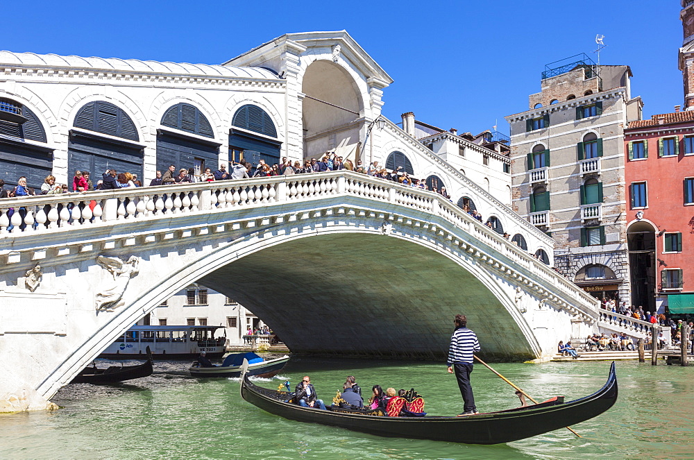 Gondola with tourists going under the Rialto Bridge (Ponte del Rialto), Grand Canal, Venice, UNESCO World Heritage Site, Veneto, Italy, Europe