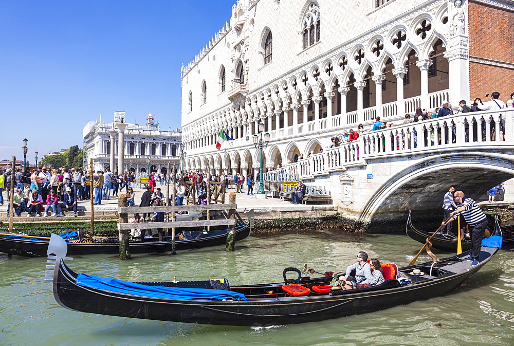 Gondola, with tourists, under the Ponte de Paglia, next to the Doges Palace (Palazzo Ducale), Venice, UNESCO World Heritage Site, Veneto, Italy, Europe