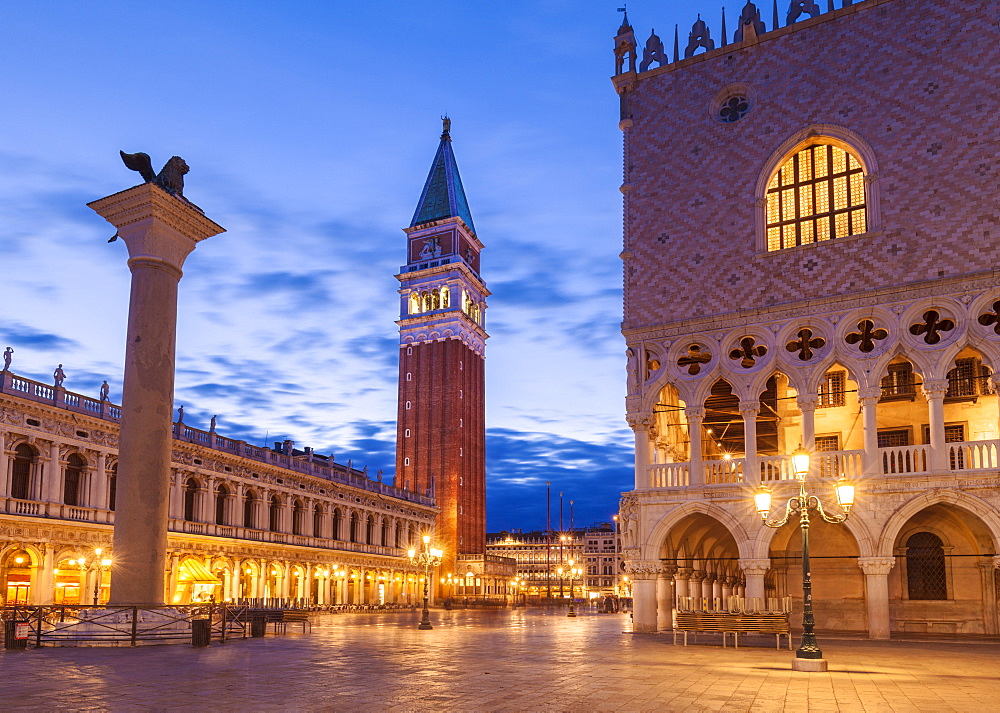 Campanile tower, Palazzo Ducale (Doges Palace), Piazzetta, St. Marks Square, at night, Venice, UNESCO World Heritage Site, Veneto, Italy, Europe