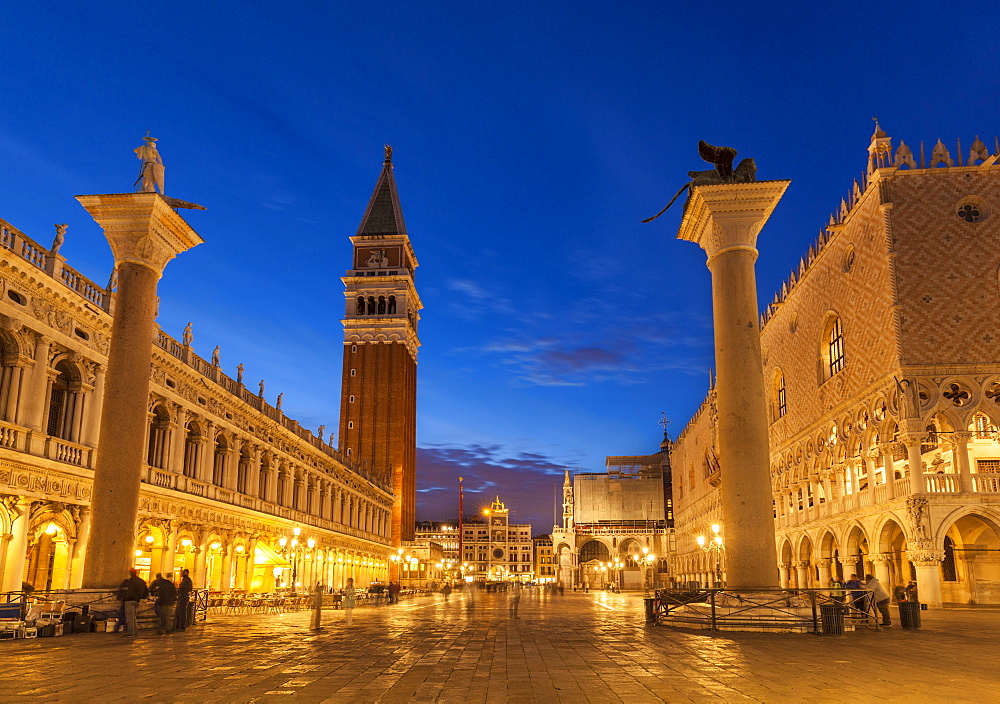 Campanile tower, Palazzo Ducale (Doges Palace), Piazzetta, St. Marks Square, at night, Venice, UNESCO World Heritage Site, Veneto, Italy, Europe