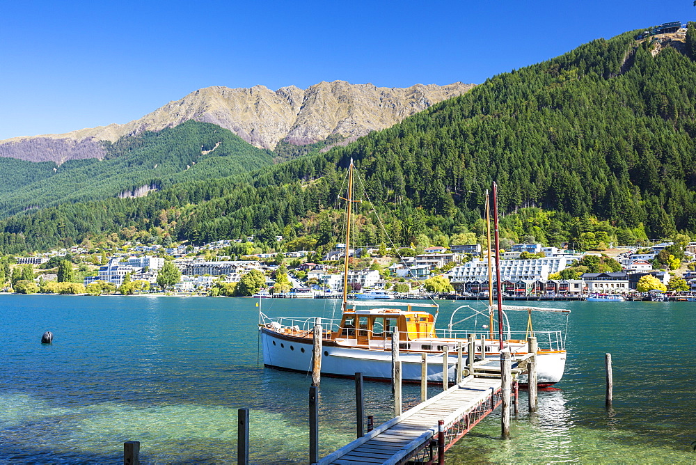 Yacht on Lake Wakatipu, Bobs Peak and Mount Hanley, Queenstown, Otago, South Island, New Zealand, Pacific