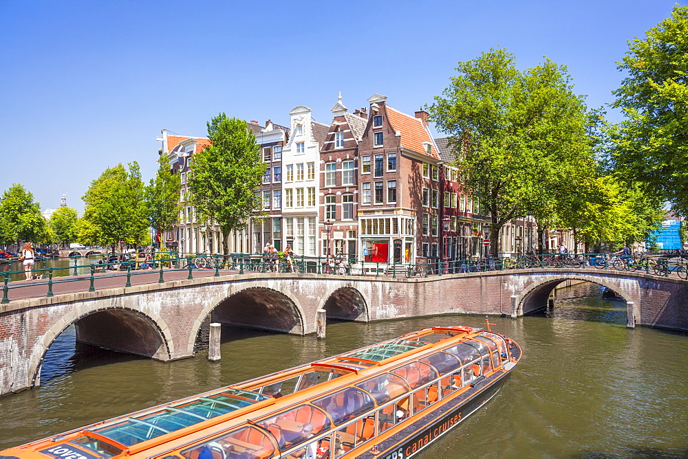 Canal tour boat and bridges at the junction of Leidsegracht Canal and Keizergracht Canal, Amsterdam, North Holland, Netherlands, Europe