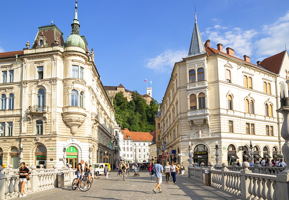 Ljubljana Triple Bridge to the old town and Ljubljana Castle on Castle Hill, city centre, Ljubljana, Slovenia, Europe