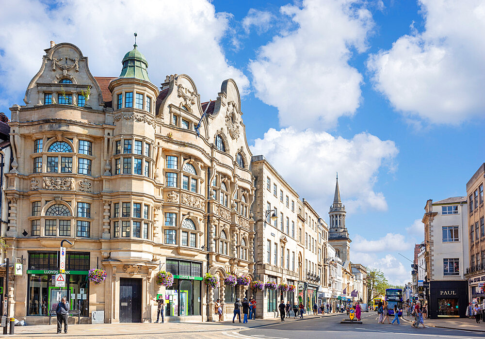 Oxford city centre at Junction of High street, Queen Street, St. Aldates and Cornmarket Street, Oxford, Oxfordshire, England, United Kingdom, Europe