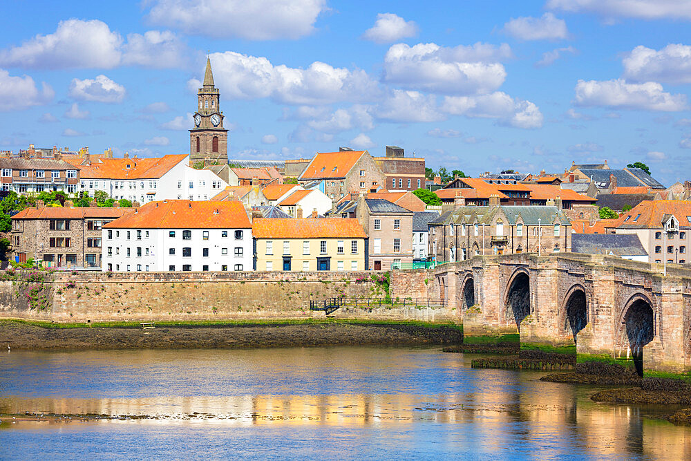 The Old Bridge (Berwick Bridge), Berwick upon Tweed (Berwick on Tweed), Northumberland, England, United Kingdom, Europe