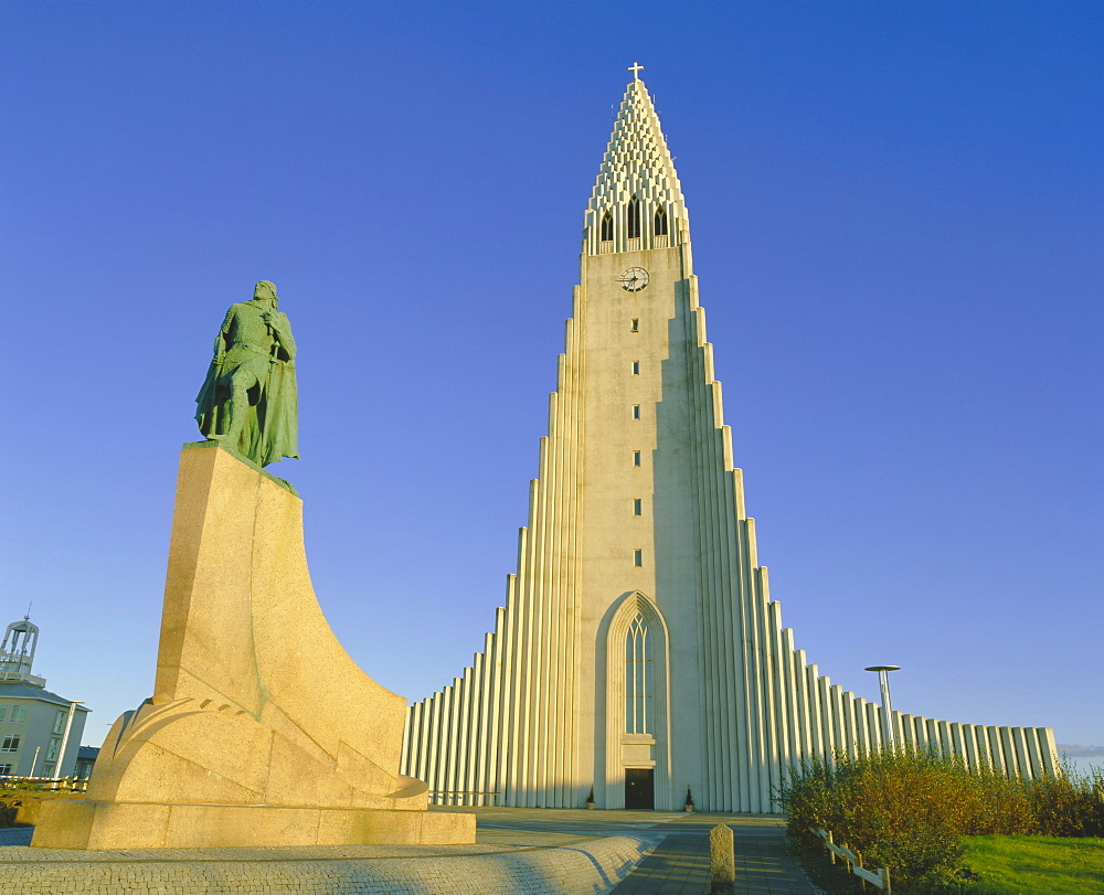 Statue of Liefur Eiriksson and the Hallgrimskikja church, Reykjavik, Iceland, Polar Regions