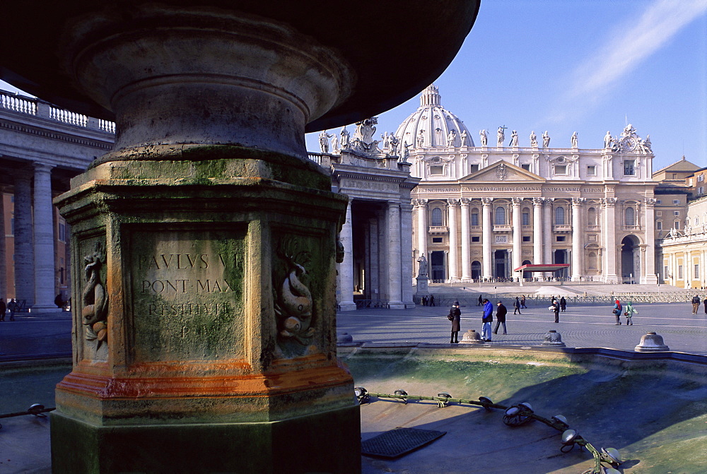 St. Peters Square, and St. Peters Christian basilica, centre of Roman Catholicism, UNESCO World Heritage Site, Vatican, Rome, Lazio, Italy, Europe