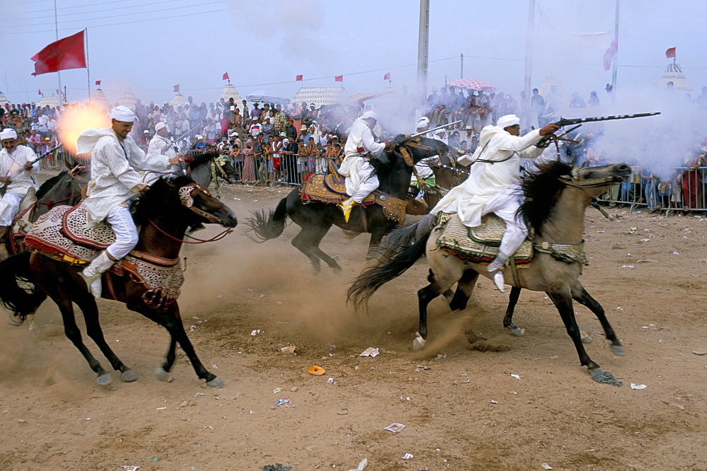 Riders in the Fantasia pour le moussen de Moulay Abdallah, El Jadida, Morocco, North Africa, Africa